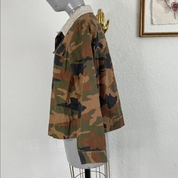 Madewell Northward Cropped Army Jacket in Cottontail Camo: Sherpa Edition - Picture 7 of 12